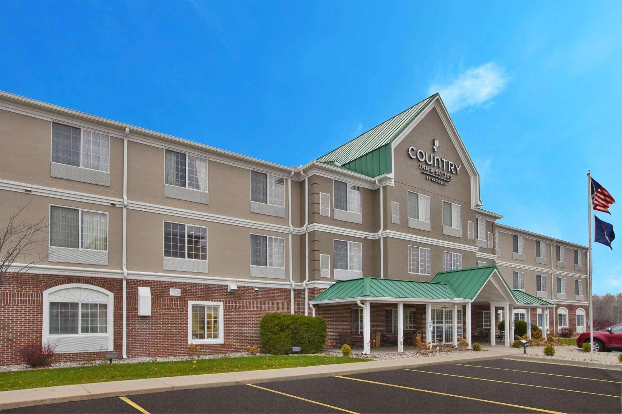 Country Inn & Suites By Radisson, Big Rapids, Mi Exterior photo
